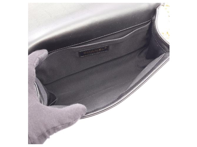 Chanel Boy Schultertasche aus schwarzem Lammleder - Ansicht 3