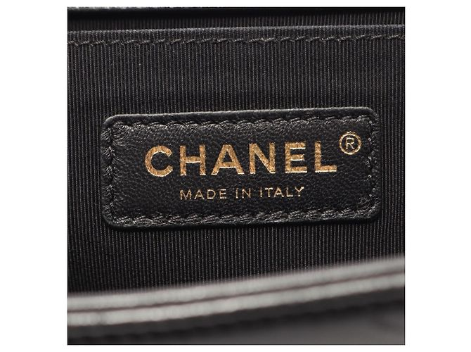 Chanel Boy Schultertasche aus schwarzem Lammleder - Ansicht 4