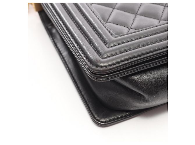 Chanel Boy Schultertasche aus schwarzem Lammleder - Ansicht 8