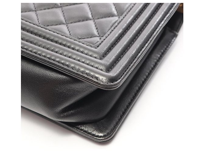 Chanel Boy Schultertasche aus schwarzem Lammleder - Ansicht 9