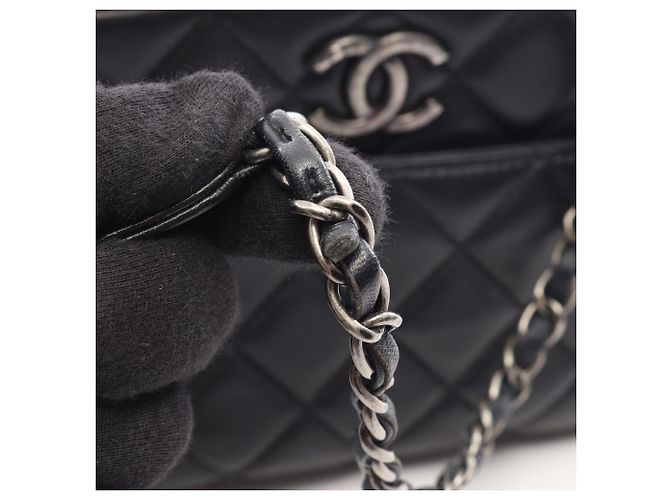 Chanel Matelassé Bowling Bag aus schwarzem Lammleder - Ansicht 11