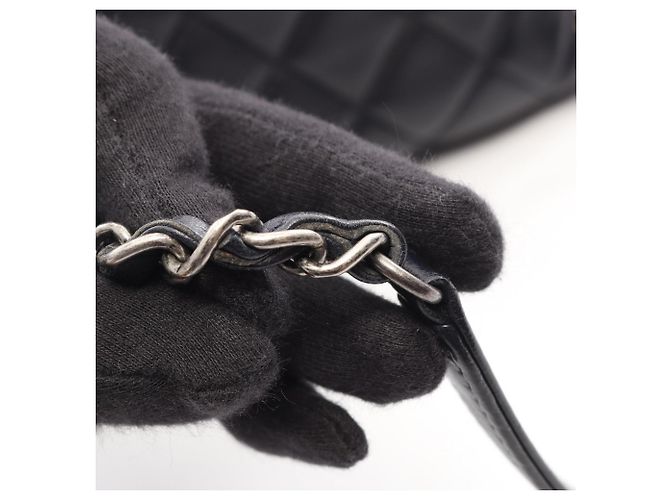 Chanel Matelassé Bowling Bag aus schwarzem Lammleder - Ansicht 12