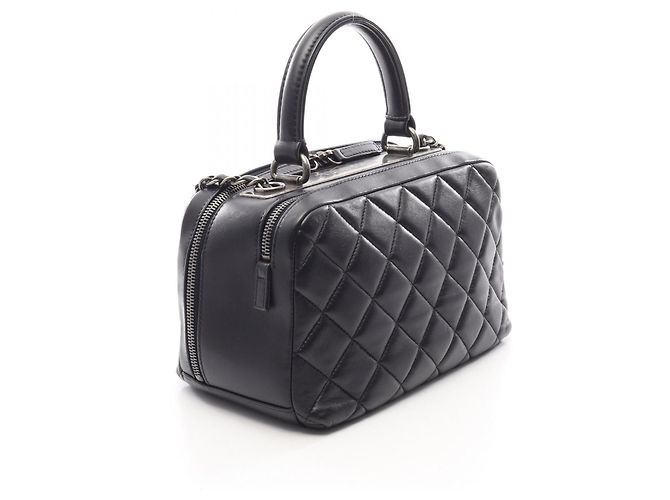 Chanel Matelassé Bowling Bag aus schwarzem Lammleder - Ansicht 2