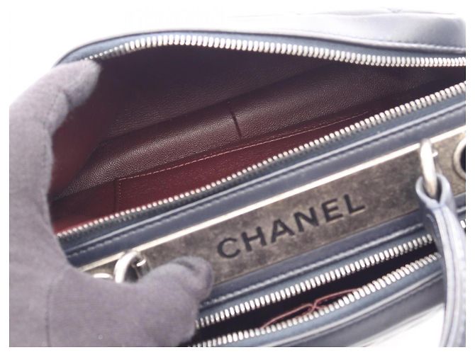 Chanel Matelassé Bowling Bag aus schwarzem Lammleder - Ansicht 4