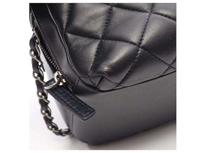 Chanel Matelassé Bowling Bag aus schwarzem Lammleder - Ansicht 9