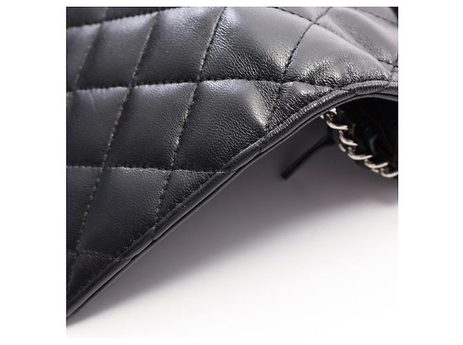 Timeless Chanel Matelassé Schultertasche aus schwarzem Lammleder - Ansicht 11