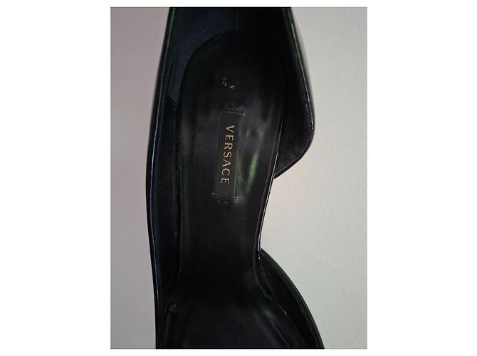 Medusa Versace Lackleder-Pumps in Schwarz mit goldenem Absatz - Ansicht 3