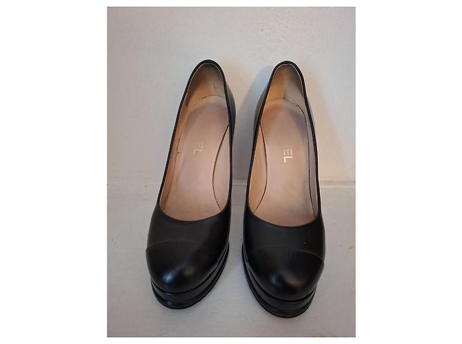 Chanel Pumps aus schwarzem Leder - Ansicht 2