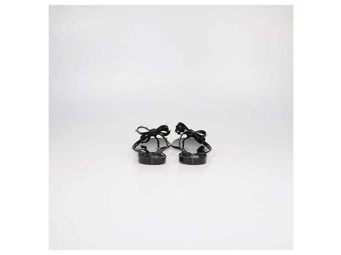 Valentino Sandali Flat Thong Rockstud con Fiocco in Gomma Nera - vista 5