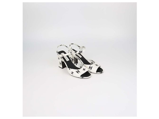 Sandali con tacco largo e cinturino alla caviglia Chanel White, Black Leather CC Print - vista 2