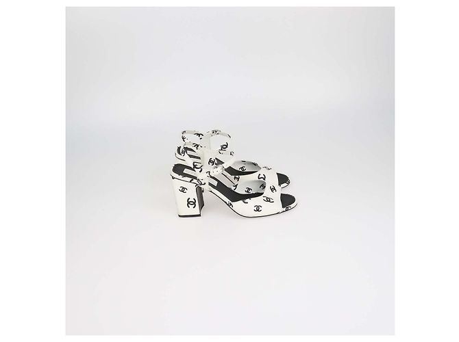 Sandali con tacco largo e cinturino alla caviglia Chanel White, Black Leather CC Print - vista 3