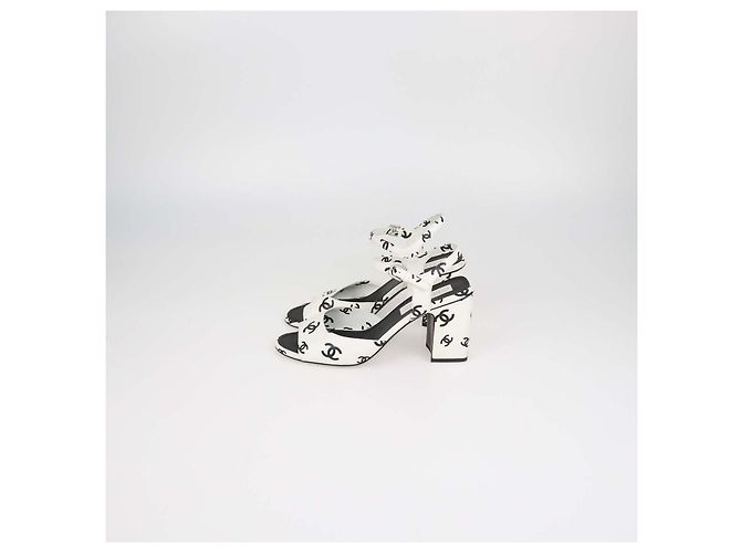Sandali con tacco largo e cinturino alla caviglia Chanel White, Black Leather CC Print - vista 4