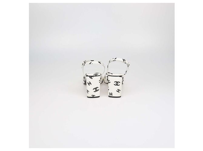 Sandali con tacco largo e cinturino alla caviglia Chanel White, Black Leather CC Print - vista 5
