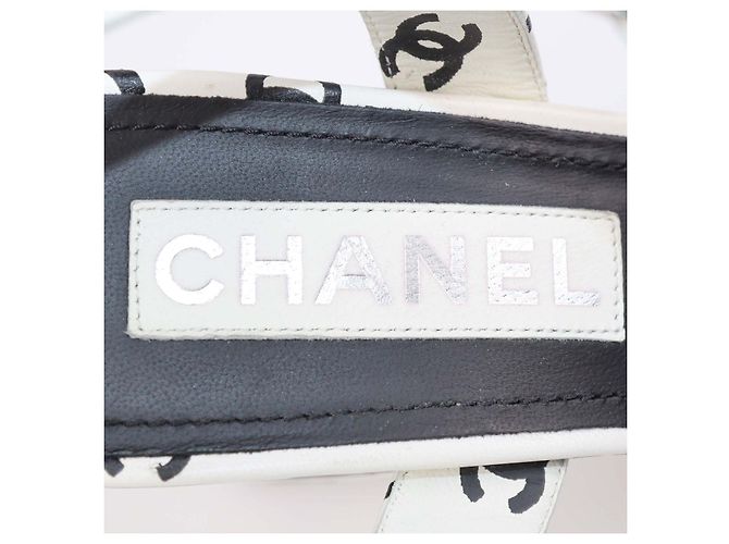 Sandali con tacco largo e cinturino alla caviglia Chanel White, Black Leather CC Print - vista 6