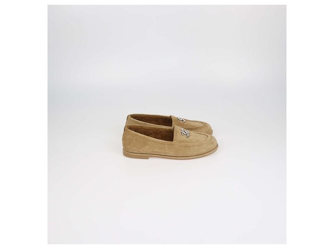 Mocassini Chanel in camoscio tan con fodera in shearling e logo CC - vista 3