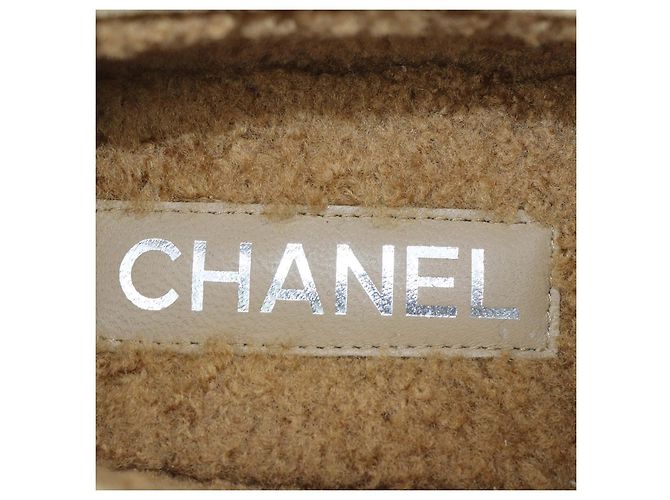 Mocassini Chanel in camoscio tan con fodera in shearling e logo CC - vista 6