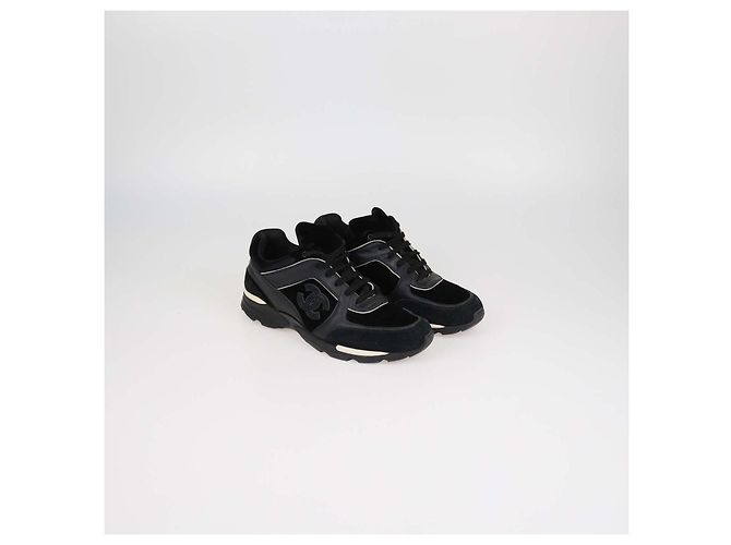Chanel Schnürsneaker aus schwarzem Samt und Leder mit CC-Logo - Ansicht 2