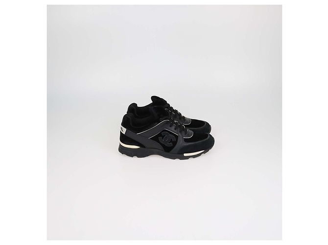 Chanel Schnürsneaker aus schwarzem Samt und Leder mit CC-Logo - Ansicht 3