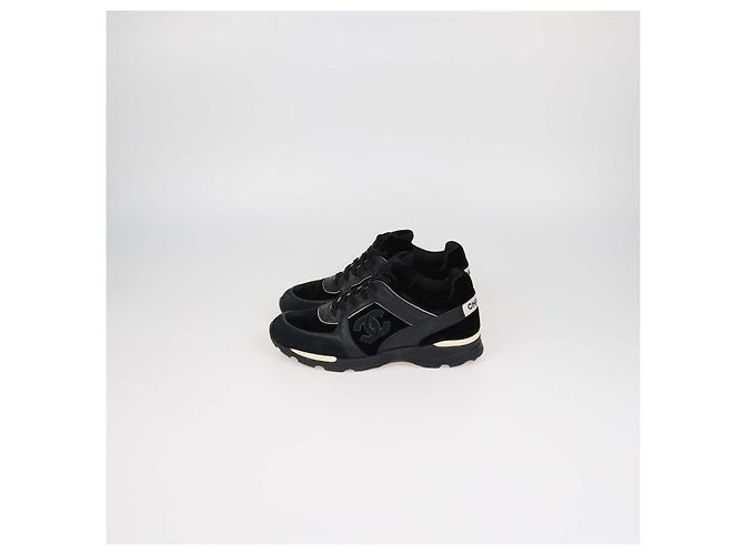 Chanel Schnürsneaker aus schwarzem Samt und Leder mit CC-Logo - Ansicht 4