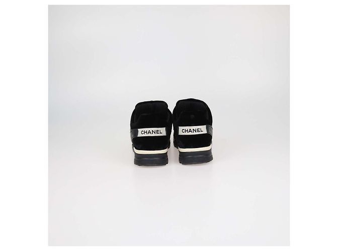 Chanel Schnürsneaker aus schwarzem Samt und Leder mit CC-Logo - Ansicht 5