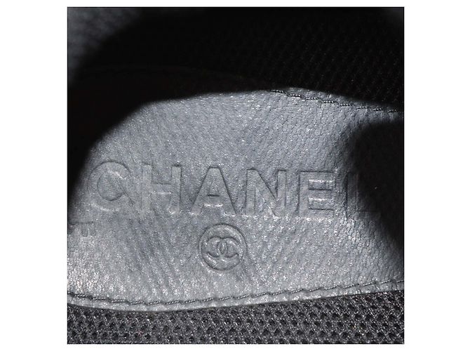 Chanel Schnürsneaker aus schwarzem Samt und Leder mit CC-Logo - Ansicht 6