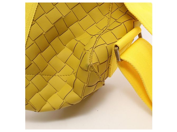 Sac à dos/Sac à main Bottega Veneta en caoutchouc jaune - vue 11
