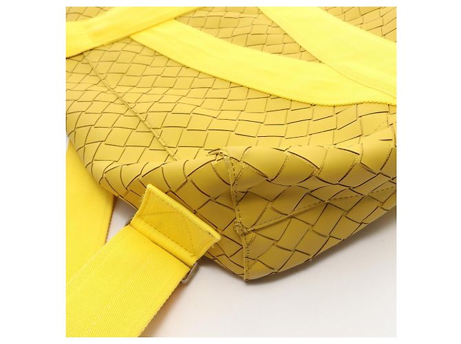 Sac à dos/Sac à main Bottega Veneta en caoutchouc jaune - vue 8