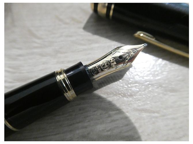 Montblanc Meisterstück Mozart Stylo Plume Noir et Or - vue 3