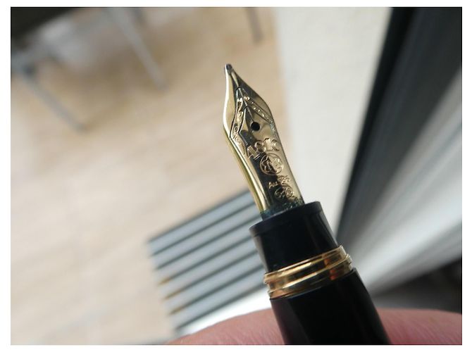 Montblanc Meisterstück Mozart Stylo Plume Noir et Or - vue 4