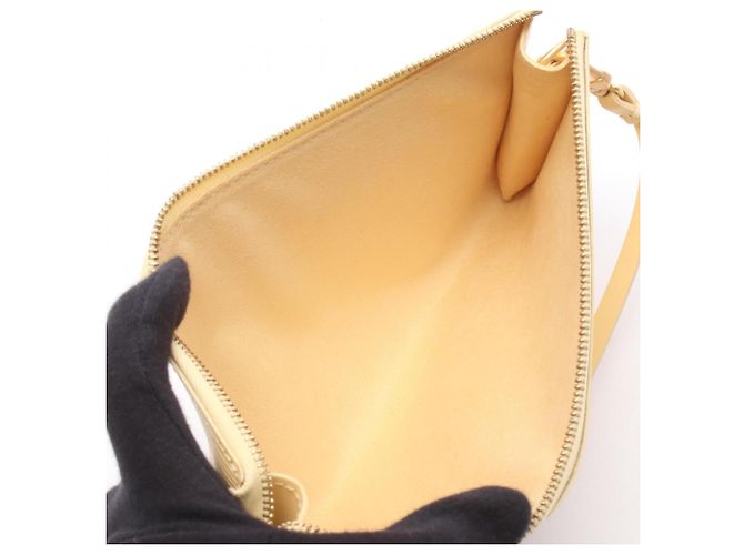 Louis Vuitton Pochette Accessoires Epi Vanilla Handbag - vista 3