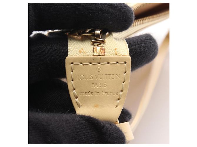 Louis Vuitton Pochette Accessoires Epi Vanilla Handbag - vista 4