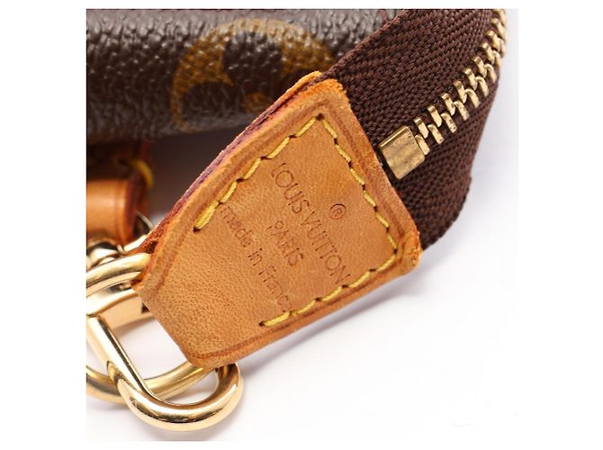 Louis Vuitton Pochette Accessoires Monogram Panda Handbag - vista 4