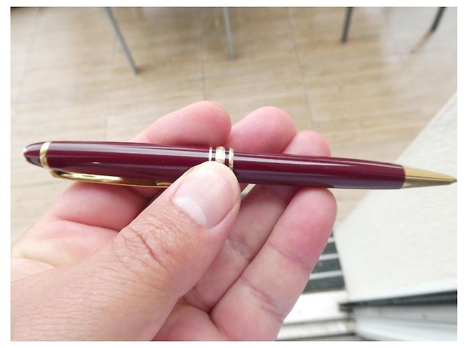 Montblanc Meisterstück Classique Stylo Bille Bordeaux et Or - vue 3
