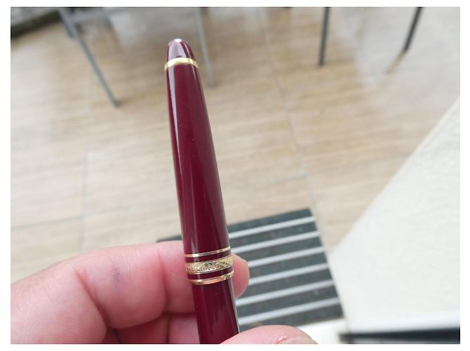 Montblanc Meisterstück Classique Stylo Bille Bordeaux et Or - vue 9