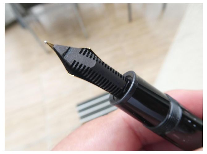 Montblanc Meisterstück 149 Stylo Plume Or et Noir - vue 10