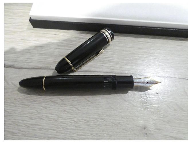 Montblanc Meisterstück 149 Stylo Plume Or et Noir - vue 2