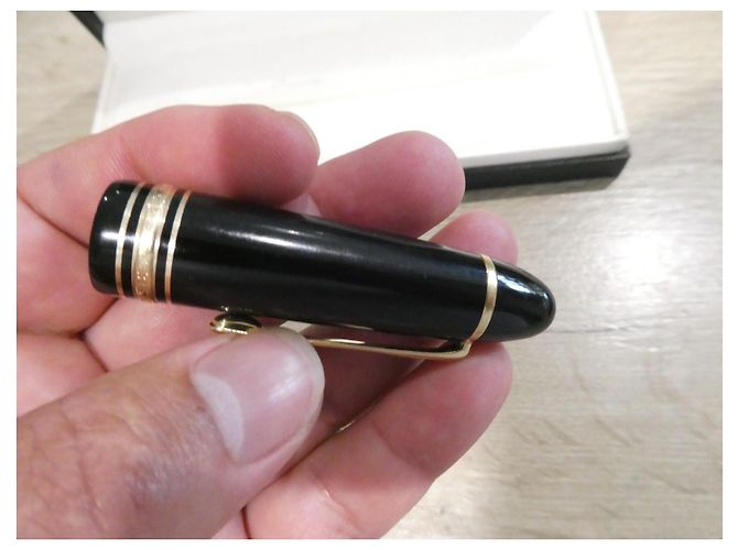 Montblanc Meisterstück 149 Stylo Plume Or et Noir - vue 4