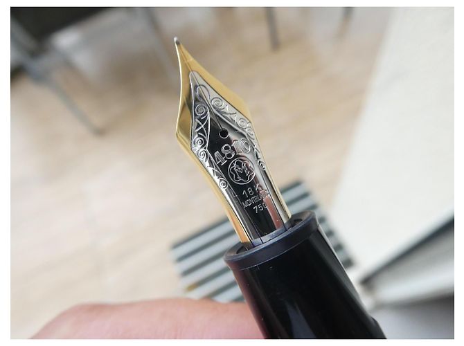 Montblanc Meisterstück 149 Stylo Plume Or et Noir - vue 7