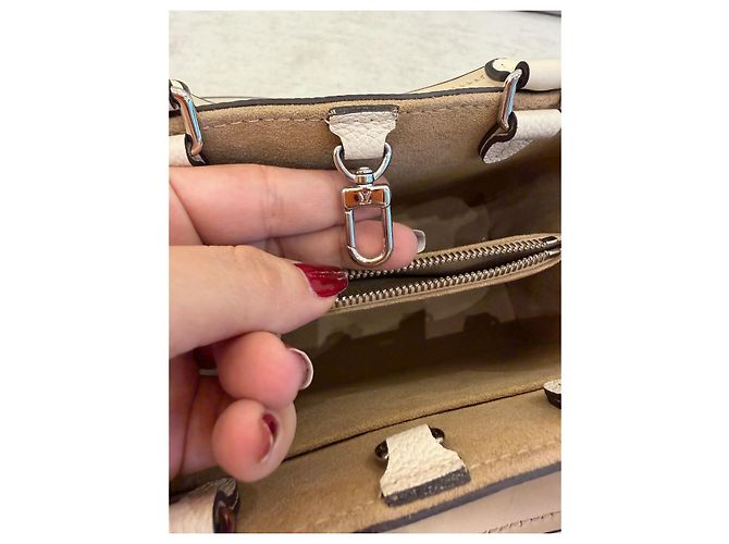 Louis Vuitton BB Marelle Borsa a mano in pelle grana bianca - vista 11