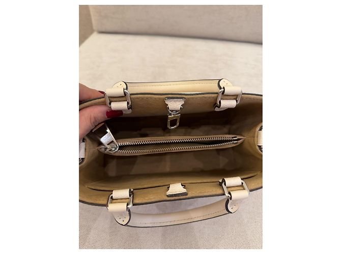 Louis Vuitton BB Marelle Borsa a mano in pelle grana bianca - vista 13