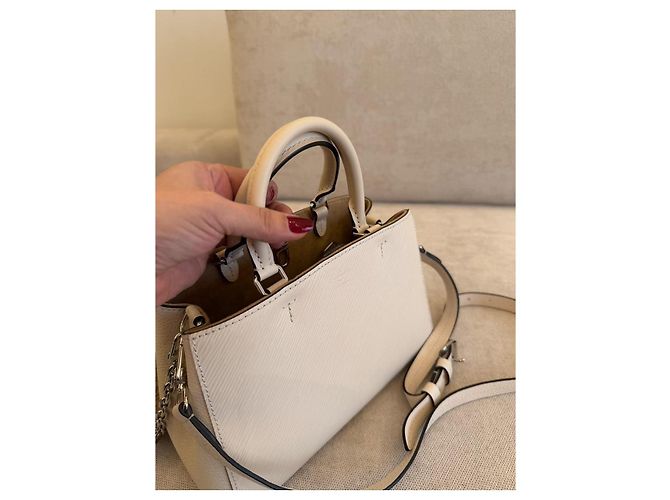 Louis Vuitton BB Marelle Borsa a mano in pelle grana bianca - vista 3