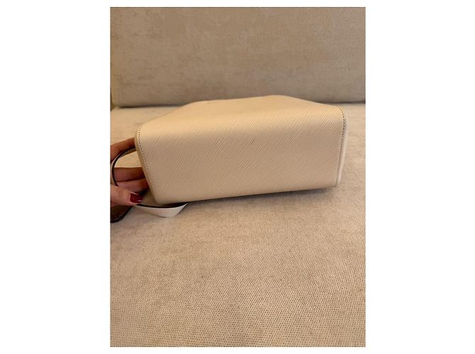 Louis Vuitton BB Marelle Borsa a mano in pelle grana bianca - vista 8