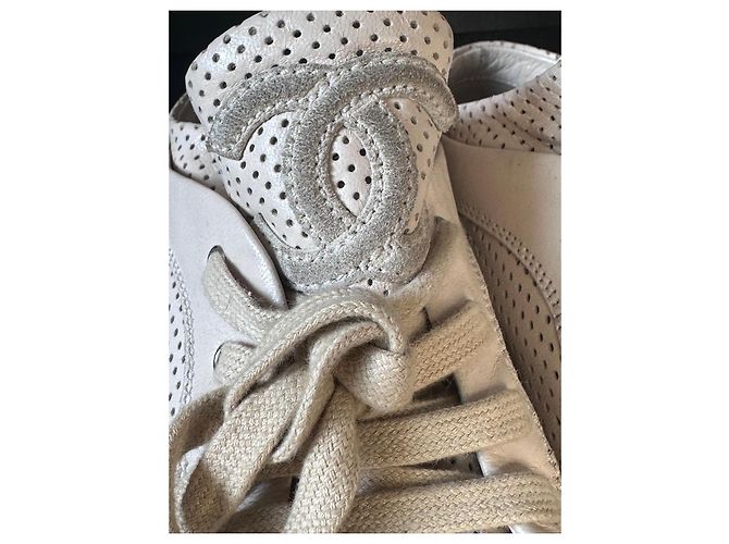 Sapatilhas Chanel em pele perfurada bege - vista 10