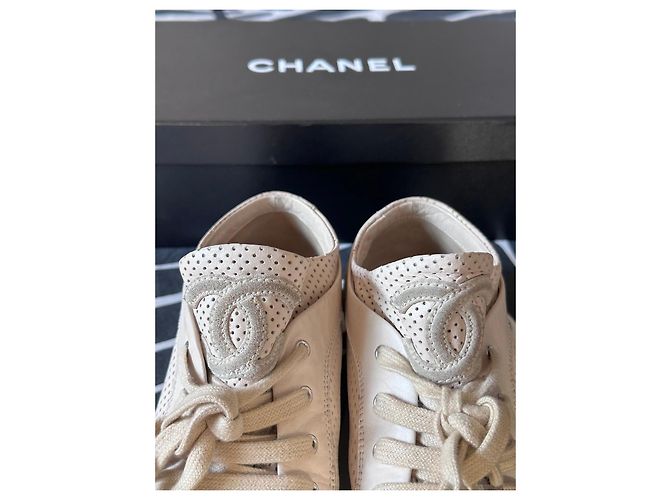 Sapatilhas Chanel em pele perfurada bege - vista 11