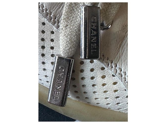 Sapatilhas Chanel em pele perfurada bege - vista 12