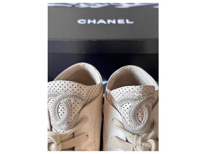 Sapatilhas Chanel em pele perfurada bege - vista 13