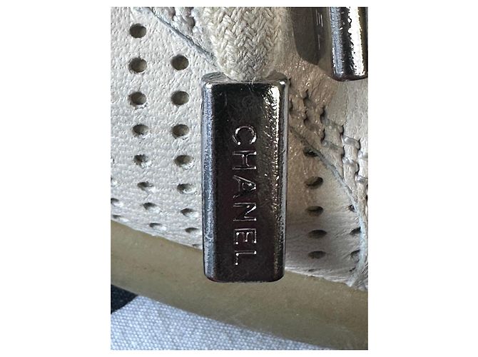 Sapatilhas Chanel em pele perfurada bege - vista 14