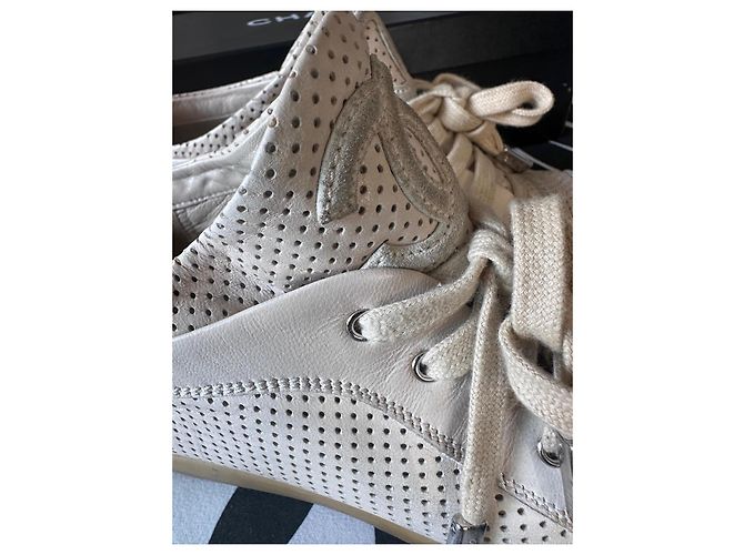 Sapatilhas Chanel em pele perfurada bege - vista 15