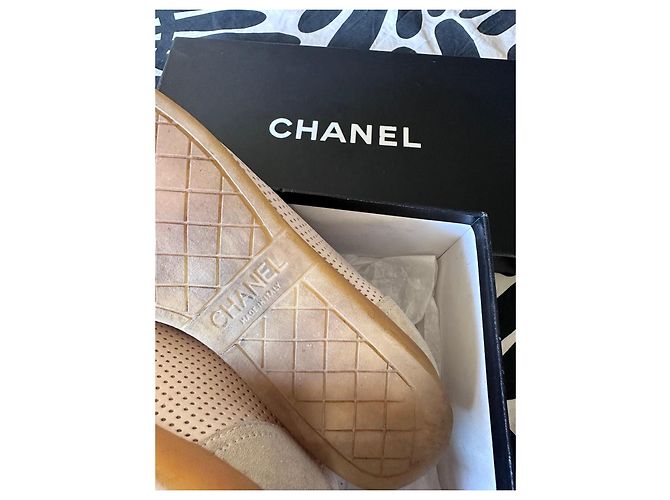 Sapatilhas Chanel em pele perfurada bege - vista 16