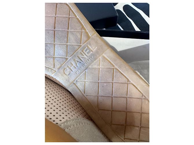 Sapatilhas Chanel em pele perfurada bege - vista 17